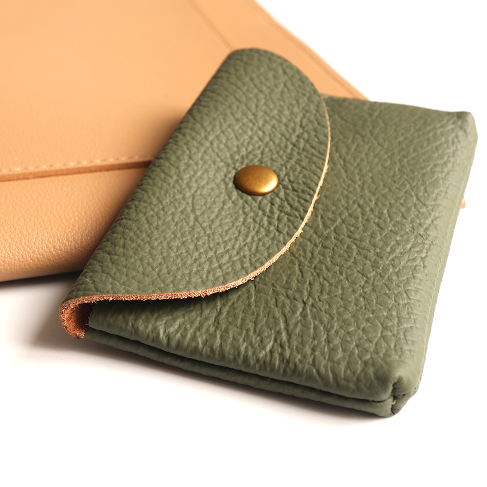 Tarjetero pequeño con letras p - Luxury Bags Consignment reseña y precio